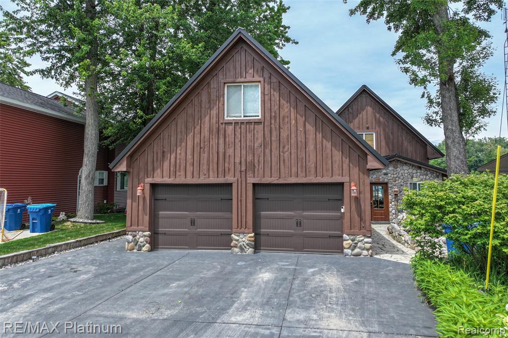 3154 PONEMAH Drive, Fenton, MI 48430 — Photo 2