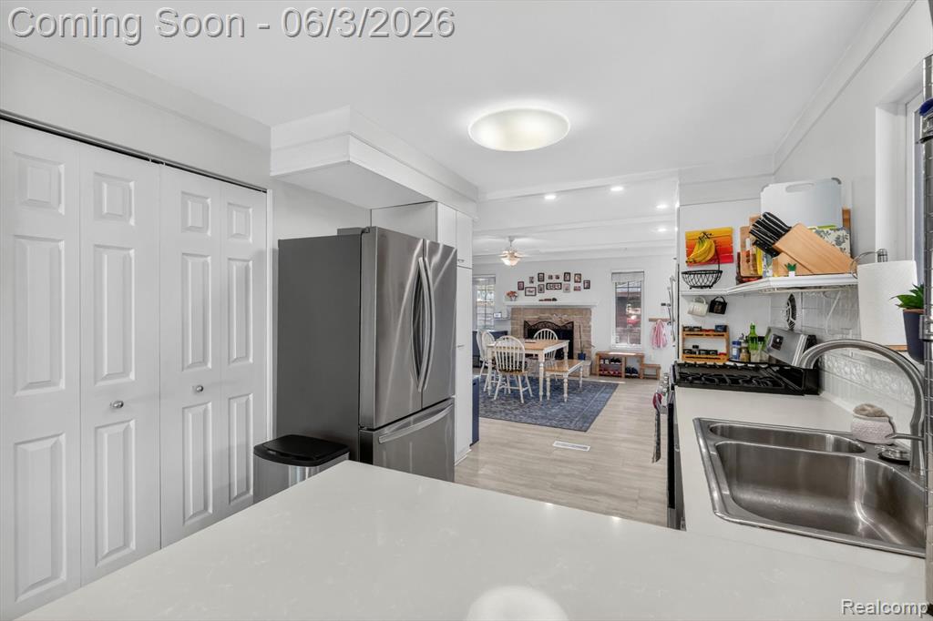 512 Redwood Drive, Troy, MI 48083 — Photo 11