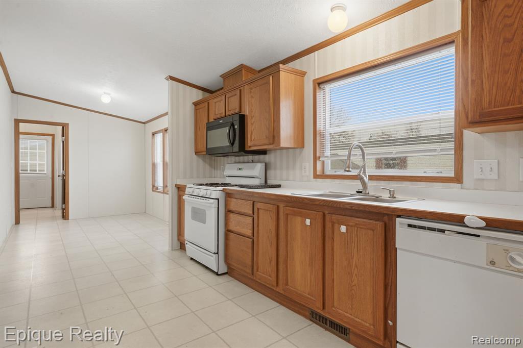 310 Greenwood, Wixom, MI 48393 — Photo 10