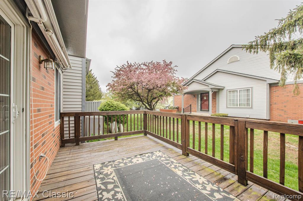 514 WINWOOD Circle, Walled Lake, MI 48390 — Photo 32
