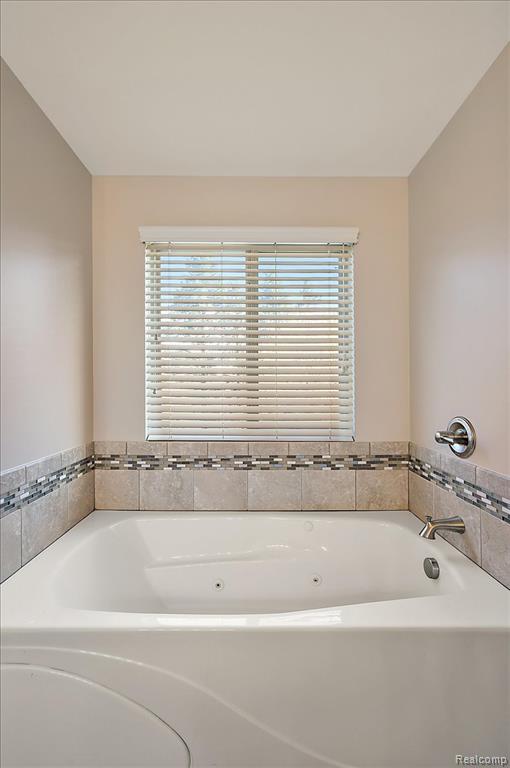 4366 S Lake Lane, Shelby Twp, MI 48316 — Photo 36