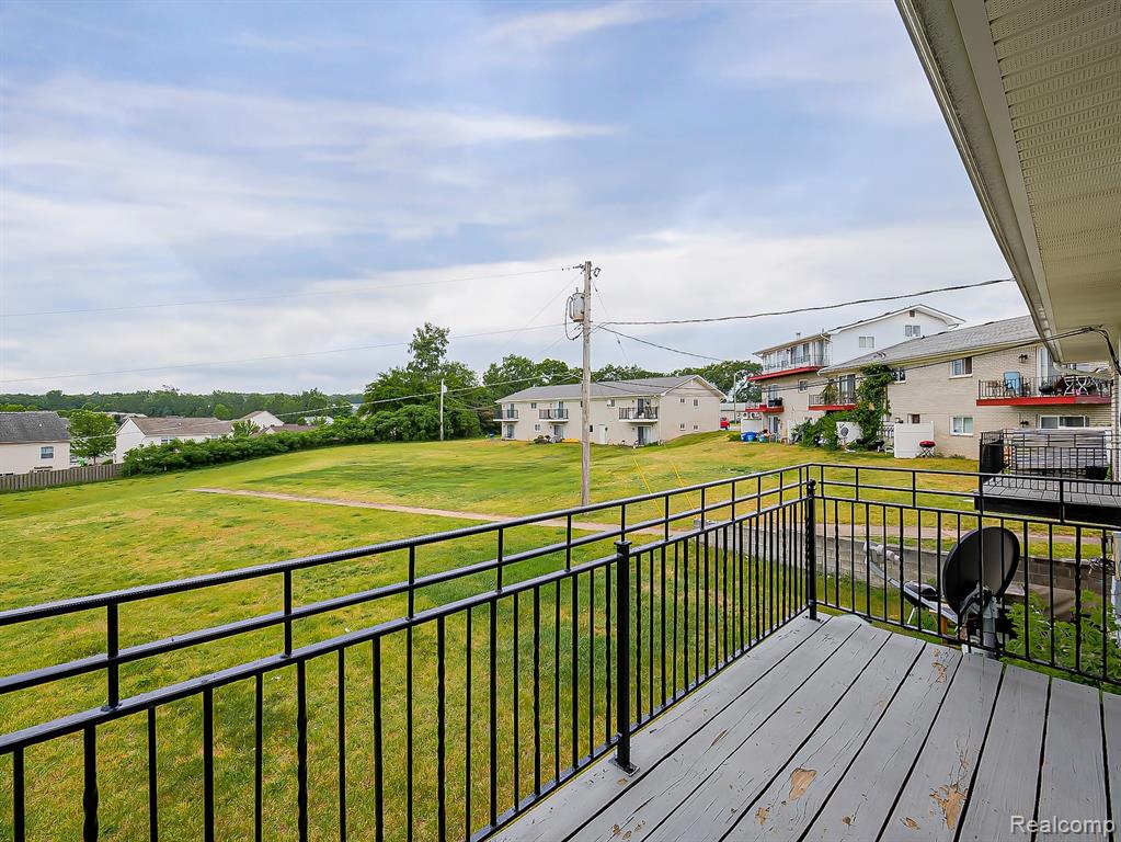 211 Summit Ridge, White Lake, MI — Photo 22