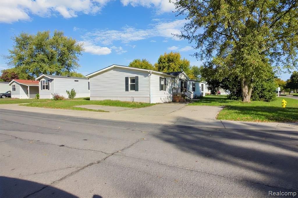 85 Oak Ridge, Monroe, MI 48161 — front exterior
