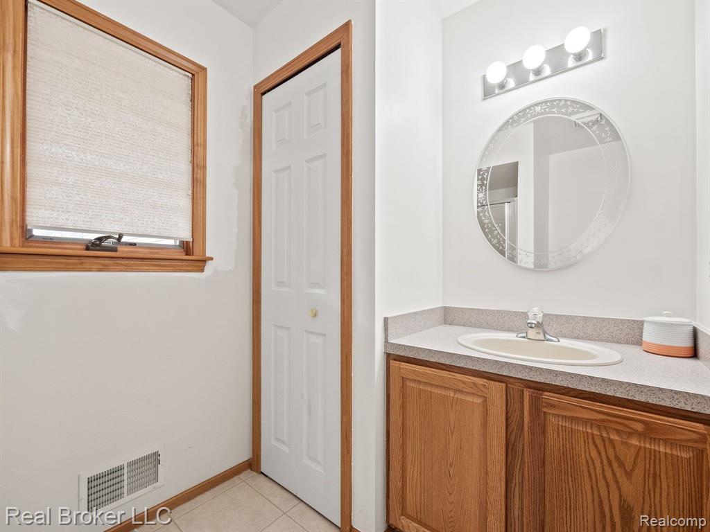 7265 Wood Pointe Drive, Almont, MI 48003 — Photo 20