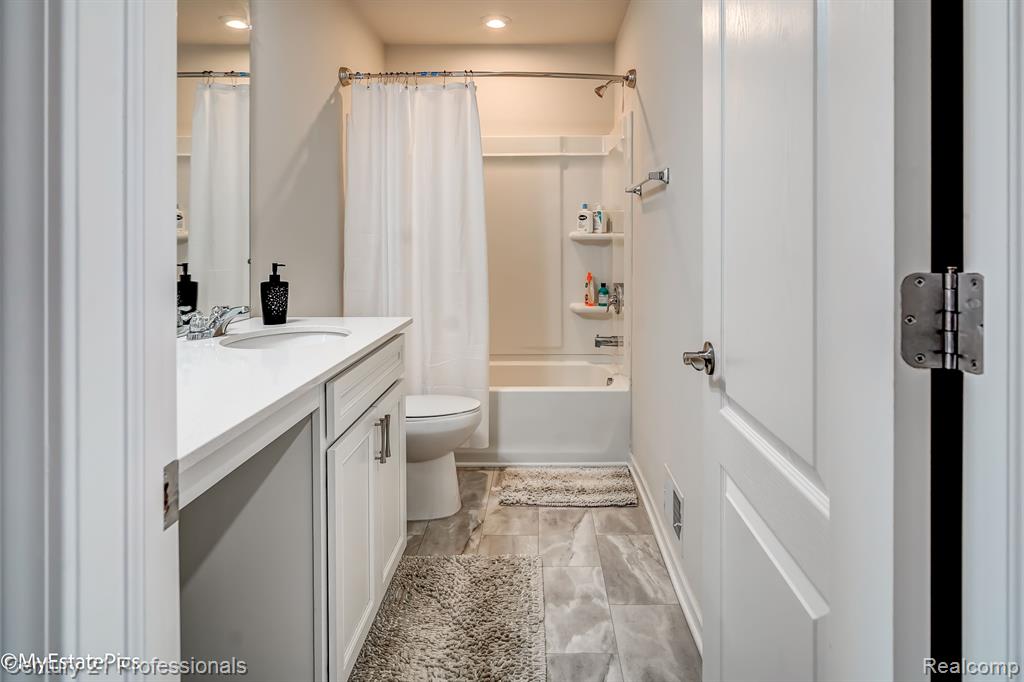 6044 FIELDSTONE Circle, South Lyon, MI 48178 — Photo 32