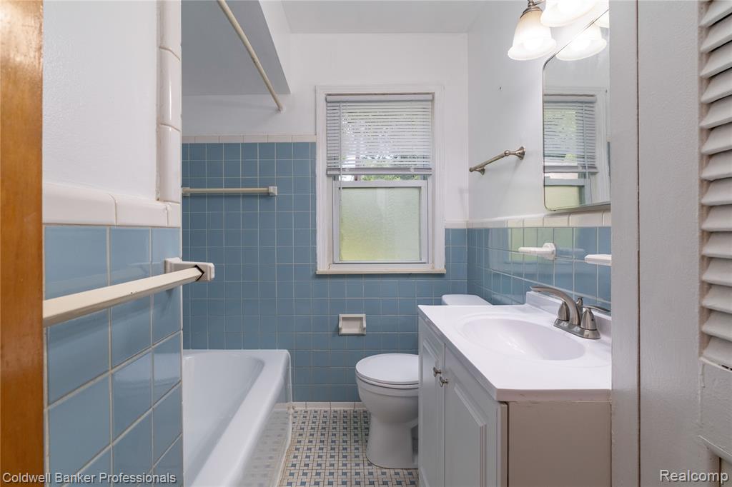 9388 Salem, Redford, MI 48239 — Photo 10