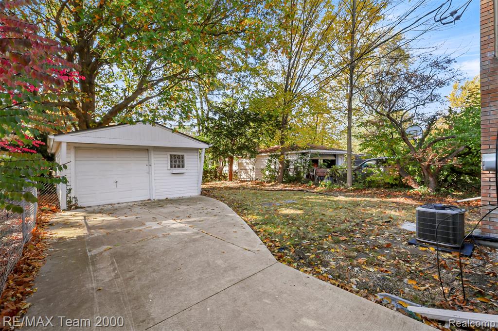 20602 Kenmore Avenue, Harper Woods, MI 48225 — Photo 4