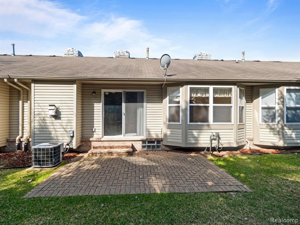 41168 BERMUDA Drive, Sterling Heights, MI 48314 — Photo 23