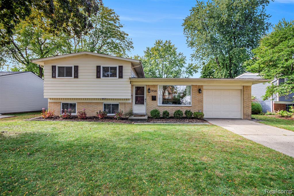 950 HARTSOUGH, Plymouth, MI 48170 — front exterior