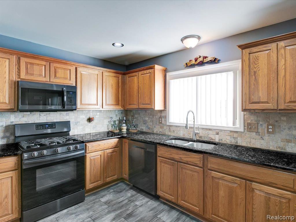 49275 SANTA ANITA Drive W, Chesterfield, MI 48047 — Photo 31