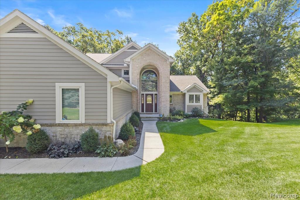 860 Galahad Drive, Ortonville, MI 48462 — Photo 2
