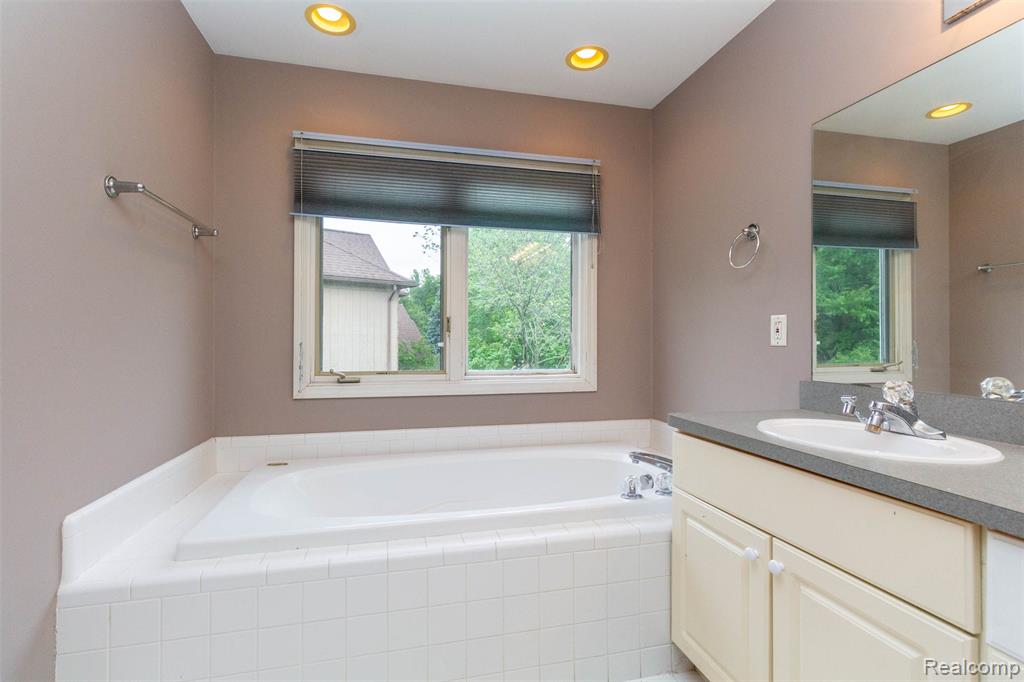 878 Dakota, Rochester Hills, MI 48307 — Photo 26