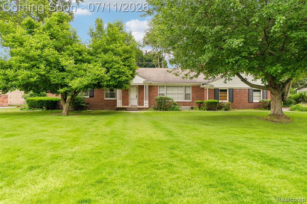 6105 Gilbert Lake Road, Bloomfield Hills, MI 48301 — front exterior