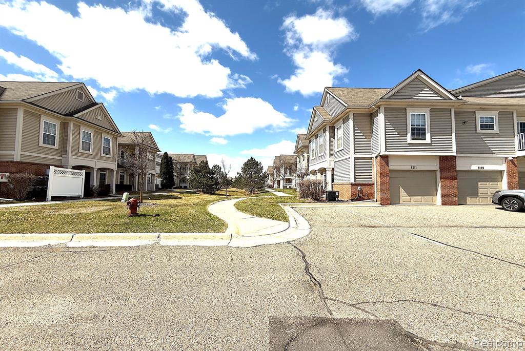 8109 ADDINGTON Drive, Commerce Twp, MI 48390 — Photo 2