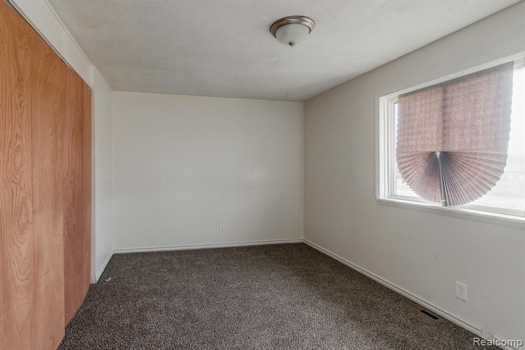 2303 W COLDWATER Road, Flint, MI 48505 — Photo 11