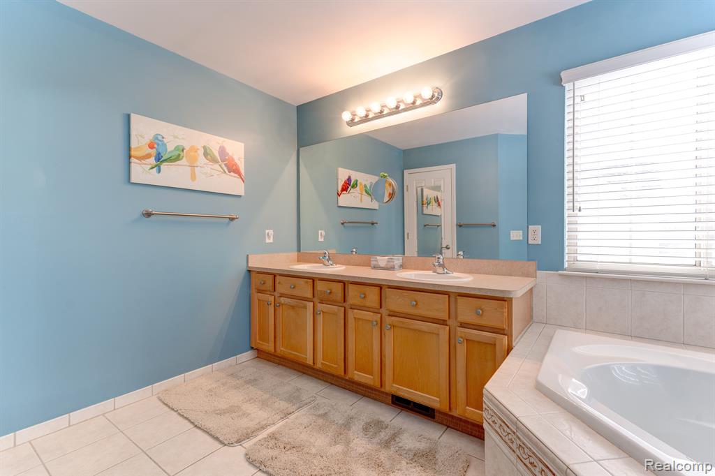 5933 WOODFIELD Parkway, Grand Blanc, MI 48439 — Photo 26