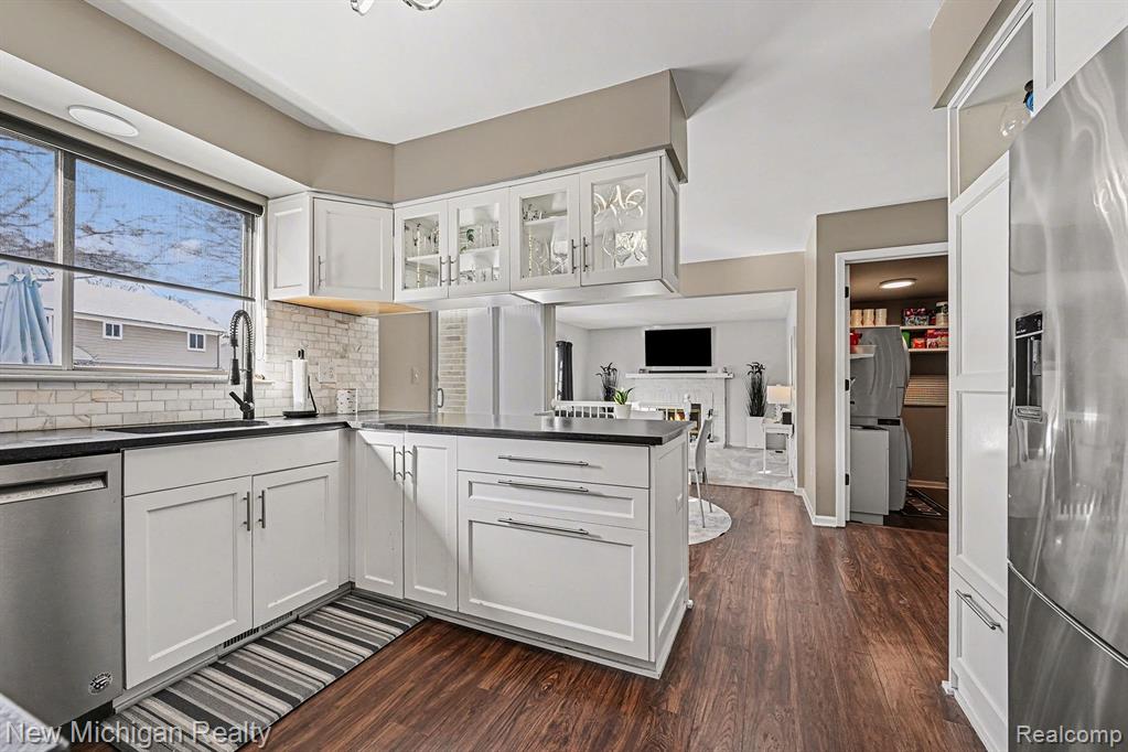 6612 Ashley Court, Waterford, MI 48327 — Photo 9
