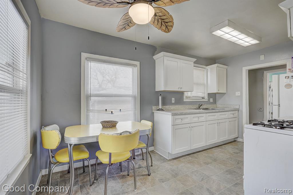 518 E Maxlow Avenue, Hazel Park, MI 48030 — Photo 2