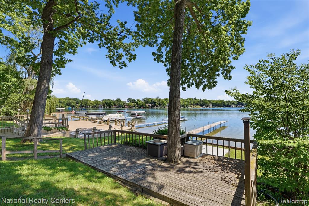 3889 Lakewood Drive, Waterford, MI 48329 — Photo 45