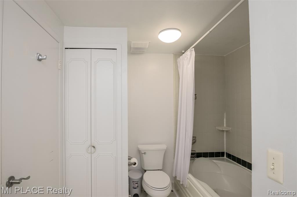 1599 Brentwood Drive, Troy, MI 48098 — Photo 31