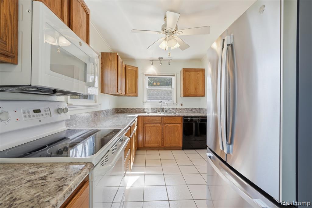 6414 Lanman Drive, Waterford, MI 48329 — Photo 8