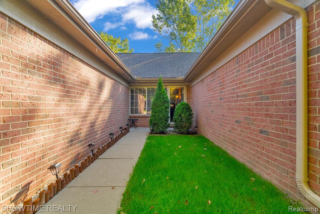 51118 Courtyard Drive, Chesterfield, MI 48047 — Photo 4