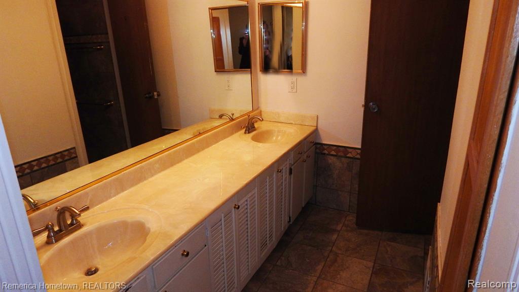 812 cliffs Drive, Ypsilanti, MI 48198 — Photo 12