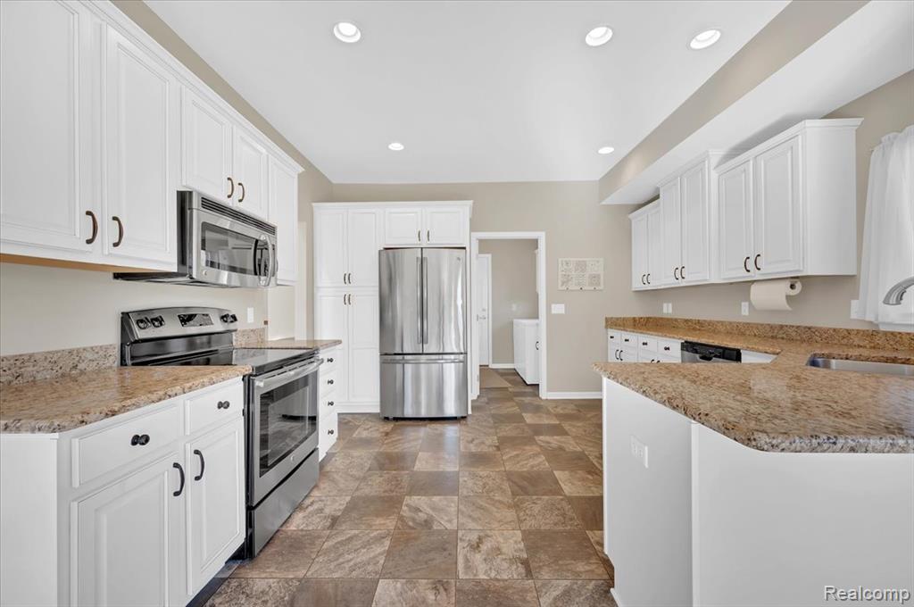 50088 Watling Street, 99, Shelby Twp, MI 48317 — Photo 10