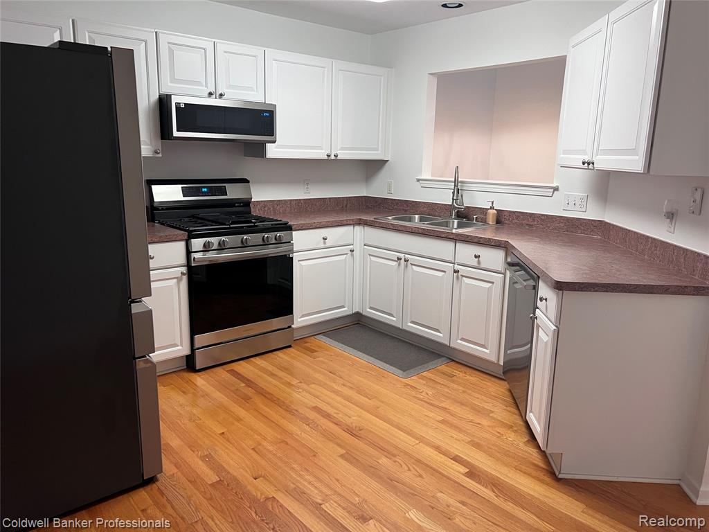 654 Chestnut Drive, Wixom, MI 48393 — Photo 10