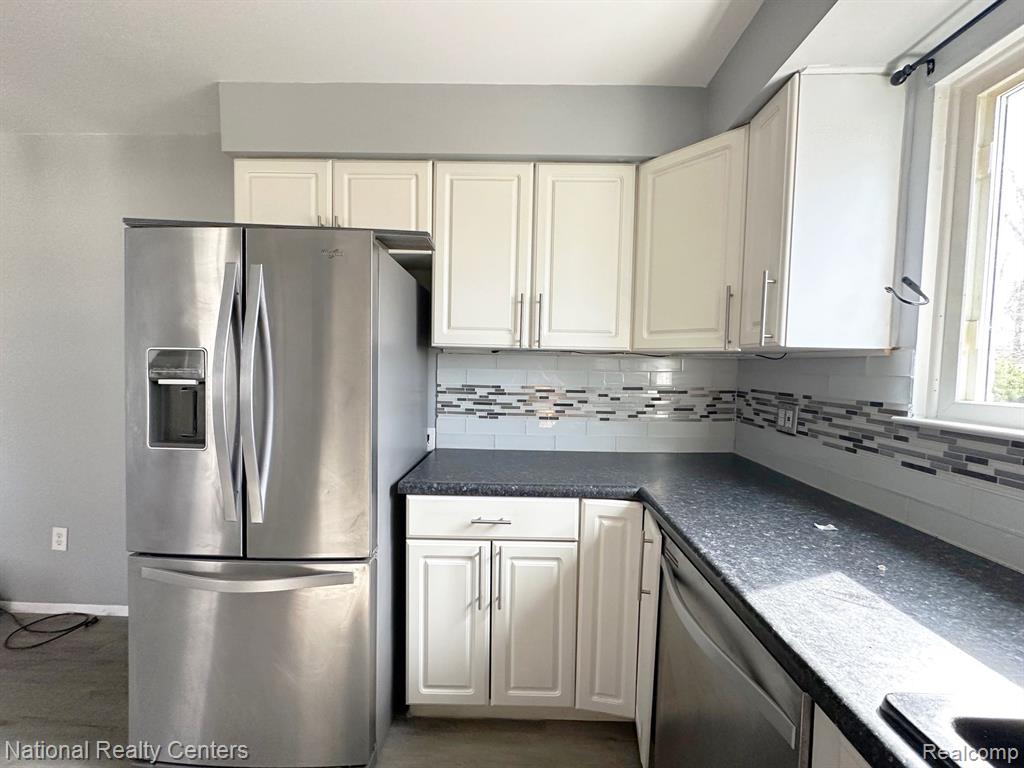 829 W PARKER Avenue, Madison Heights, MI 48071 — Photo 9