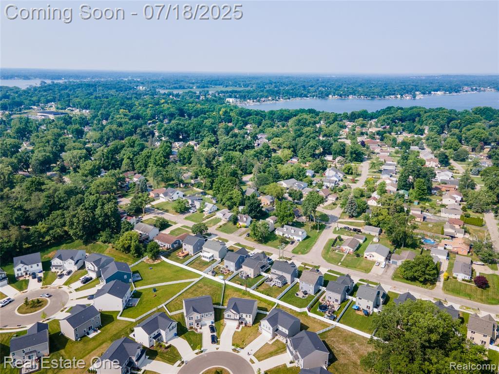 520 Lake Village, Waterford, MI 48328 — Photo 2