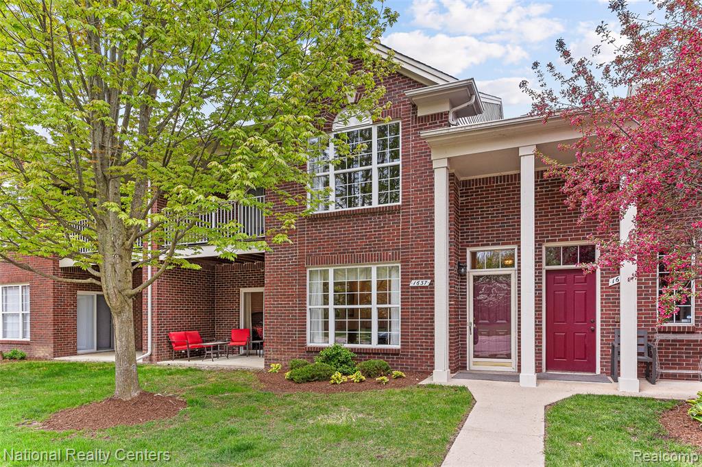 1637 Deepwood Circle, Rochester, MI 48307