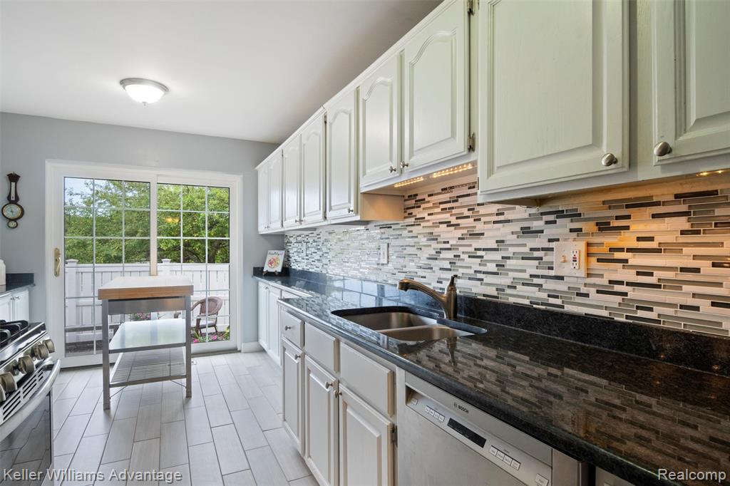 42105 Roscommon Street, Novi, MI 48167 — Photo 11