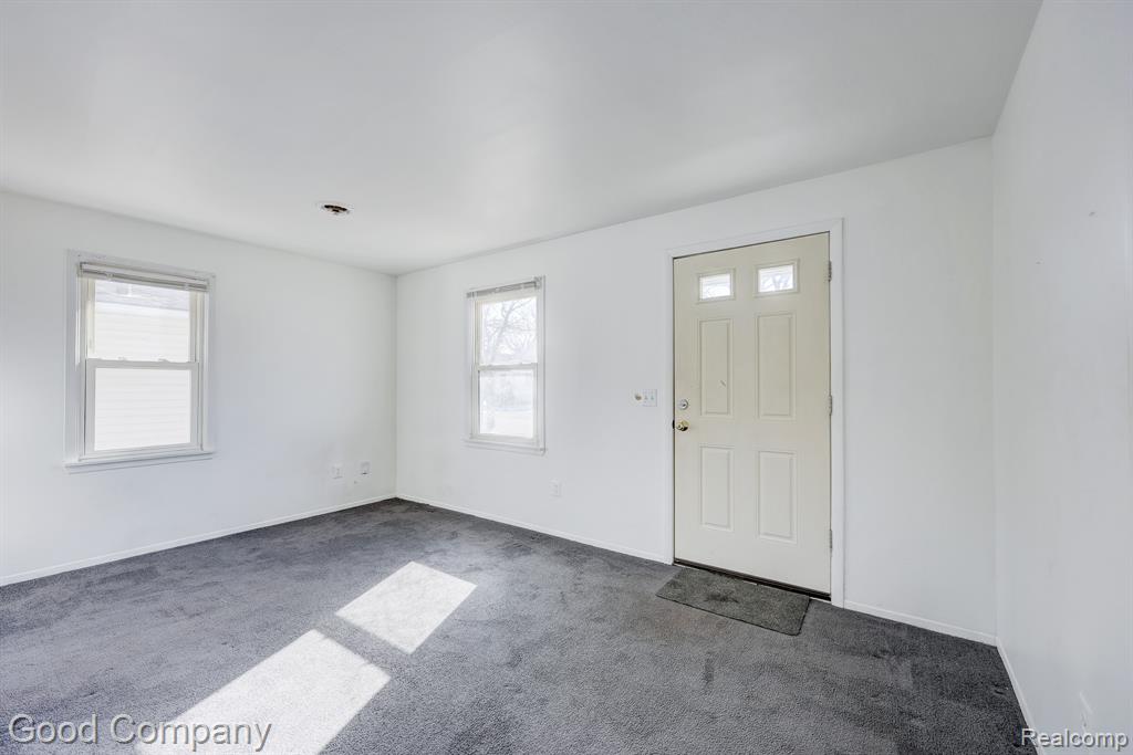 555 E Mahan Avenue, Hazel Park, MI 48030 — Photo 2