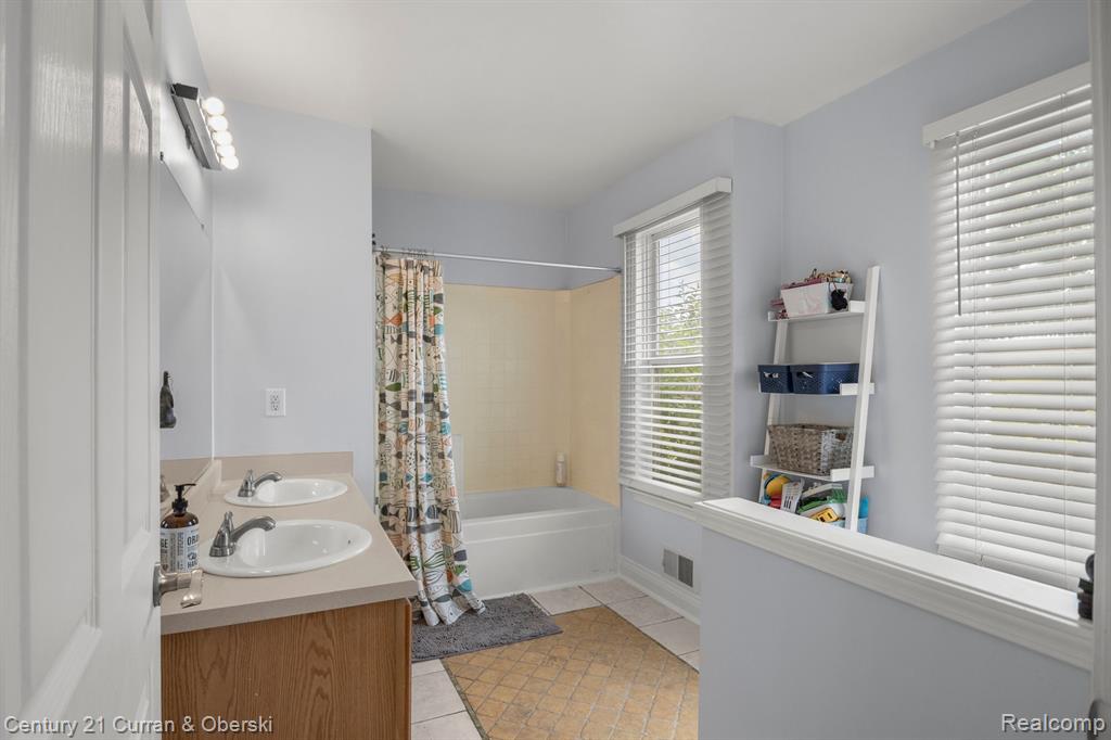 8611 BARRINGTON Drive, Ypsilanti, MI 48198 — Photo 24
