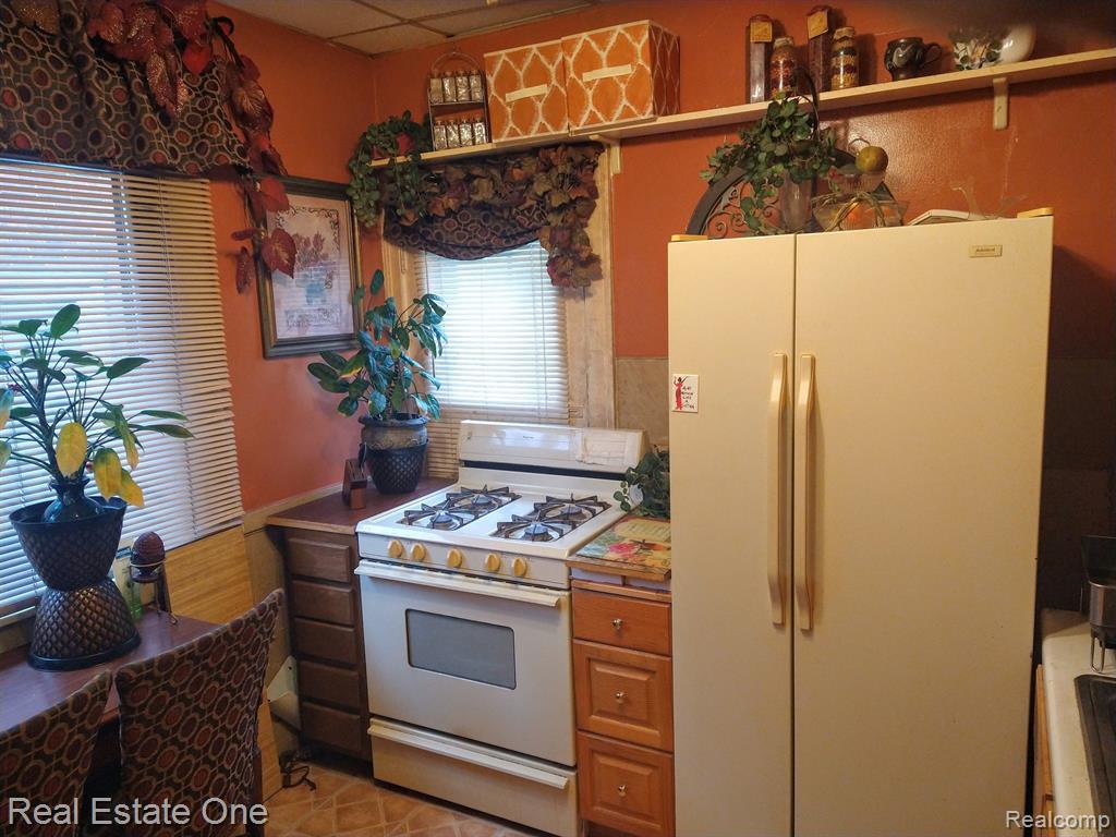 8040 WHITCOMB Street, Detroit, MI 48228 — Photo 8