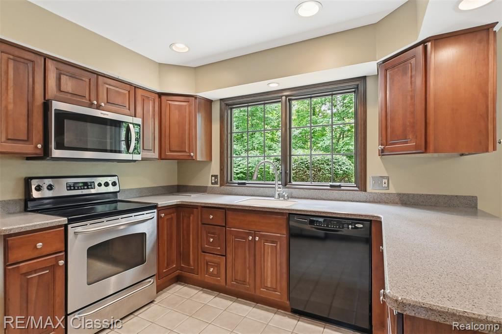 45451 Woodleigh Way, Plymouth, MI 48170 — Photo 13