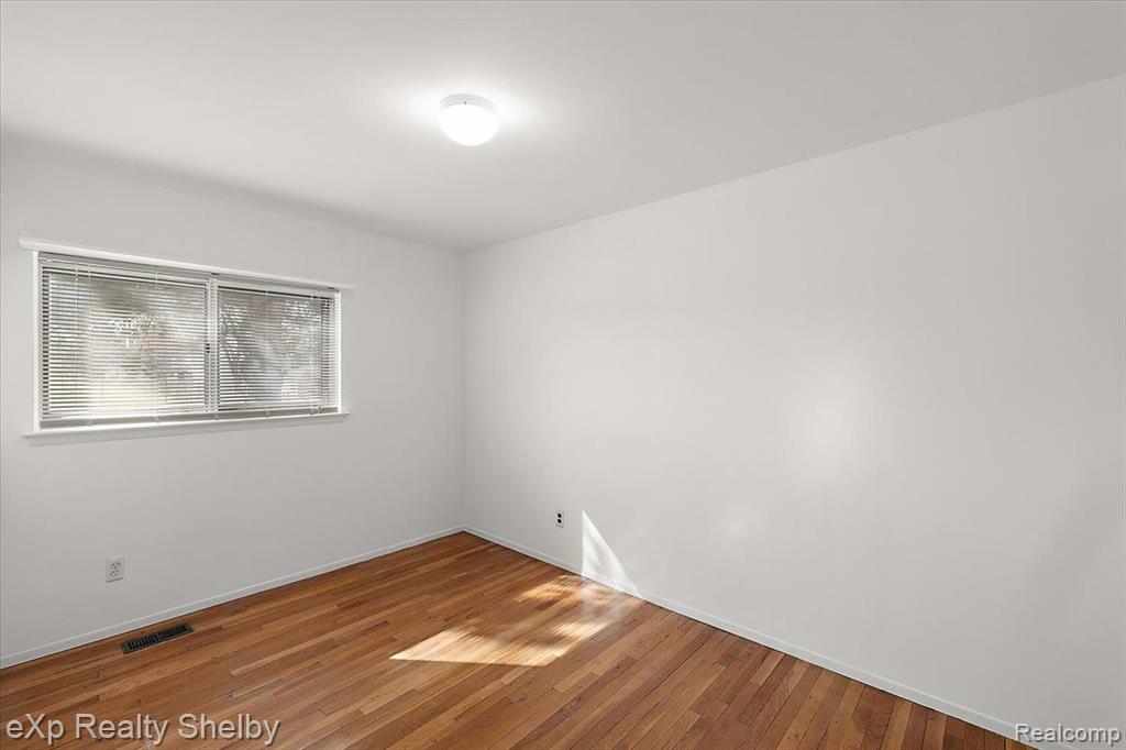 39622 UNIVERSITY Drive, Sterling Heights, MI 48310 — Photo 23