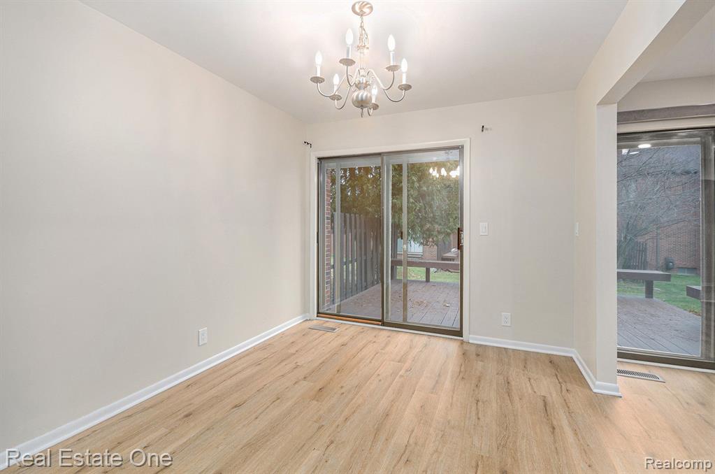 3092 LINDENWOOD Drive, Dearborn, MI 48120 — Photo 5
