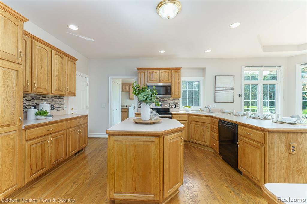4692 Edinburgh Drive, Howell, MI 48843 — Photo 7