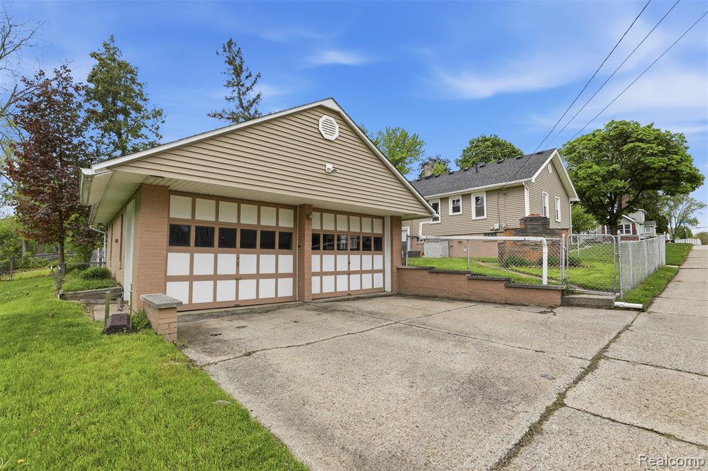 237 S Chocolay Avenue, Commerce Twp, MI — Photo 2
