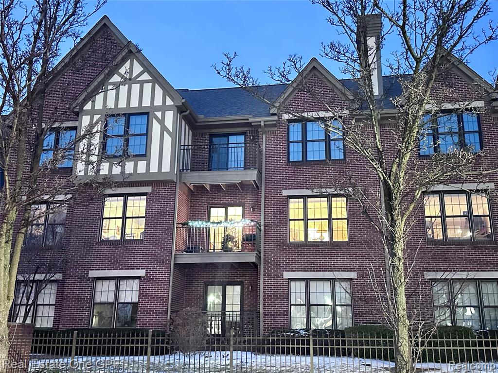 26 Pointe Park Place, 303, Grosse Pointe Park, MI 48230 — front exterior