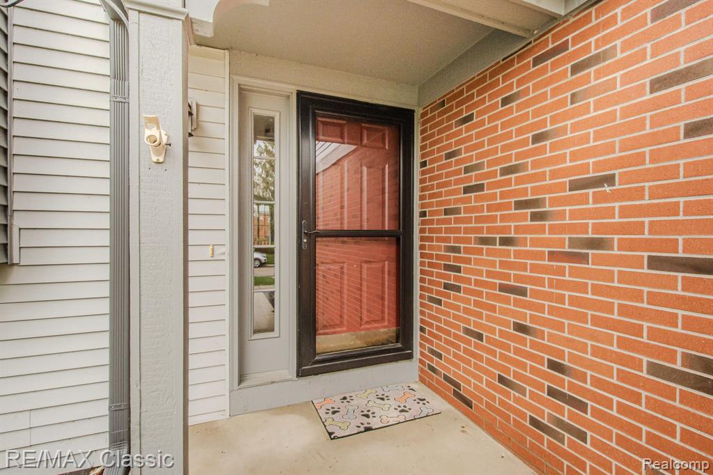 514 WINWOOD Circle, Walled Lake, MI 48390 — Photo 2