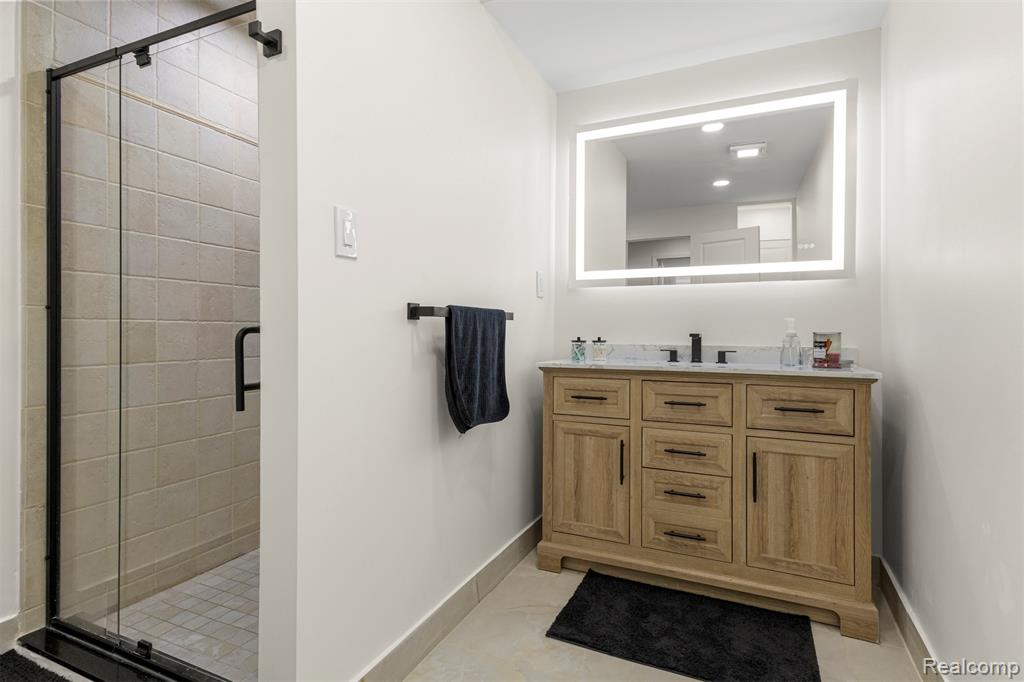 27020 Havelock Drive, Dearborn Heights, MI 48127 — Photo 26