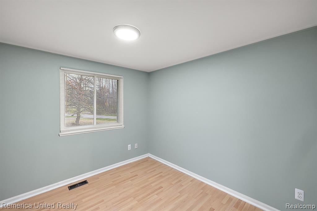 876 RIDGEMONT Street, Commerce Twp, MI 48382 — Photo 32