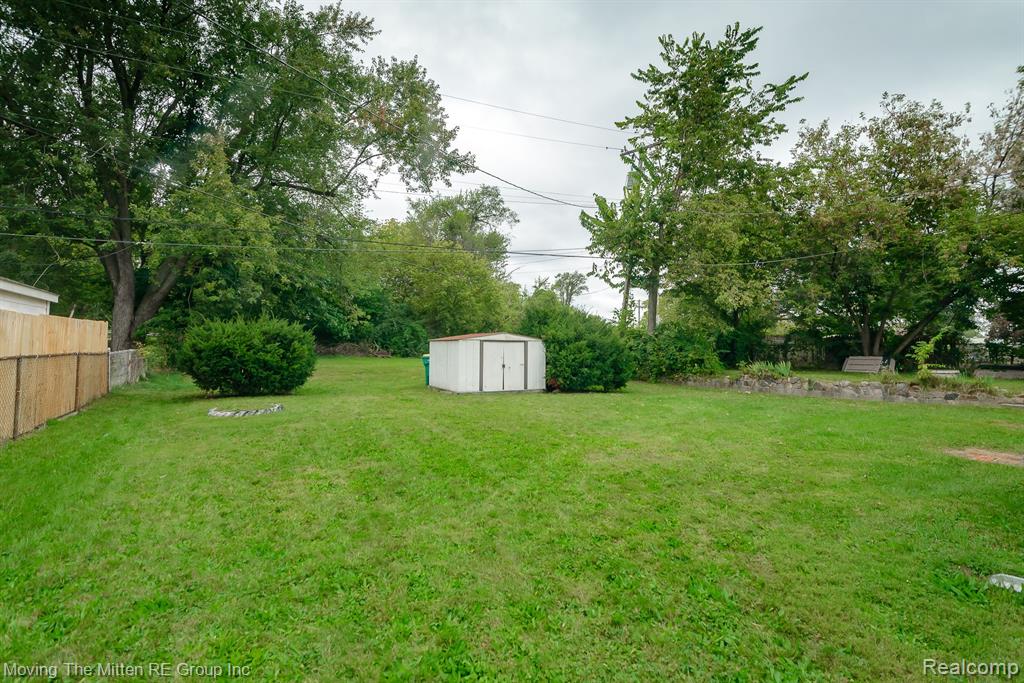 560 GREENLAWN Street, Ypsilanti, MI 48198 — Photo 21