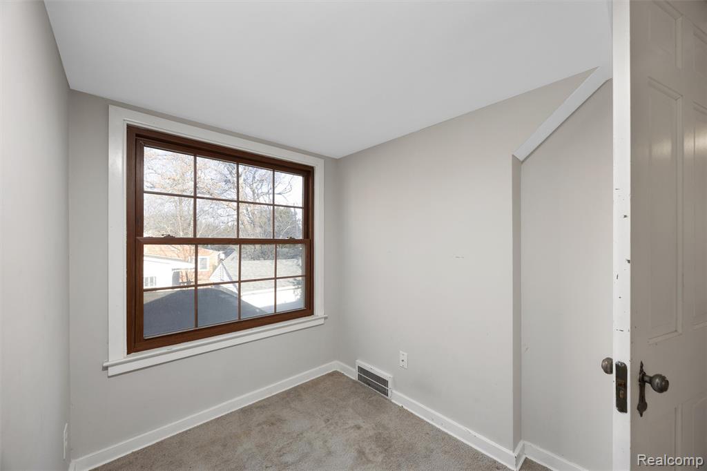 20701 Toles Lane, Grosse Pointe Woods, MI 48236 — Photo 16