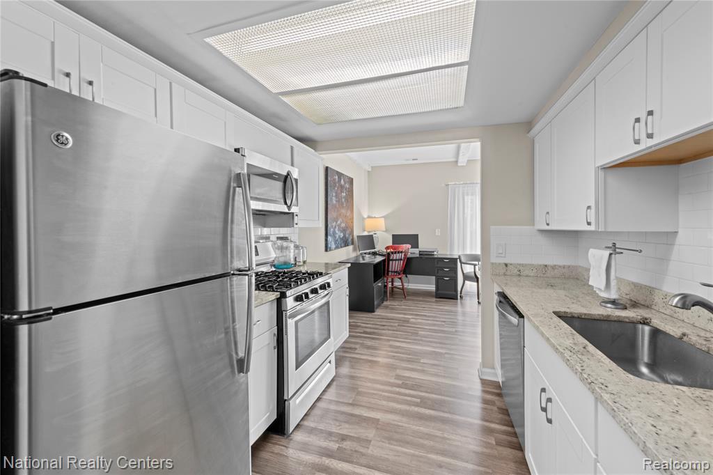 41333 Lagoon Court, Wayne, MI 48167 — Photo 9