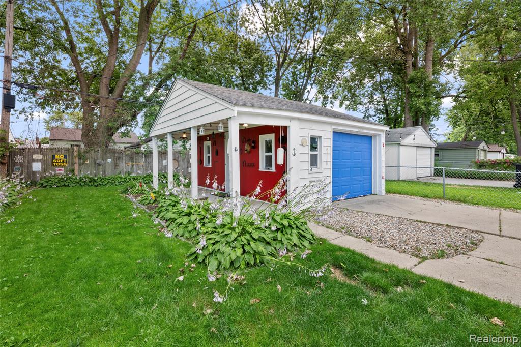 536 E Barrett Avenue, Madison Heights, MI 48071 — Photo 2