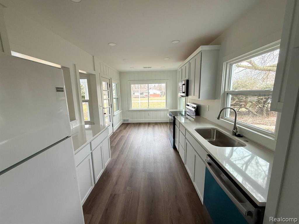 6076 Hugh Street, Burton, MI 48509 — Photo 4